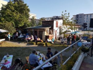 Hoffest 2023 mit vielen Besuchern, die  an Tischen und Bänken sitzen.