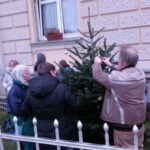 Tannenbaum Aufstellen vor dem Café zusammen mit vielen ehrenamtlichen Helfern