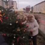 Neu aufgestellter Tannenbaum wird von ehrenamtlichen Helfer:innen festlich hergerichtet